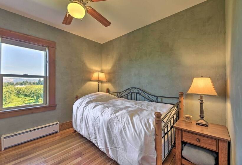 Storybook Glade Historical Homestead W/ Views!