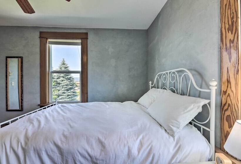 Storybook Glade Historical Homestead W/ Views!