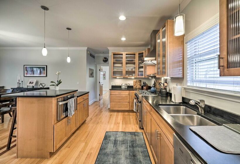 Stunning House W/ Deck, Game Room & Home Gym!