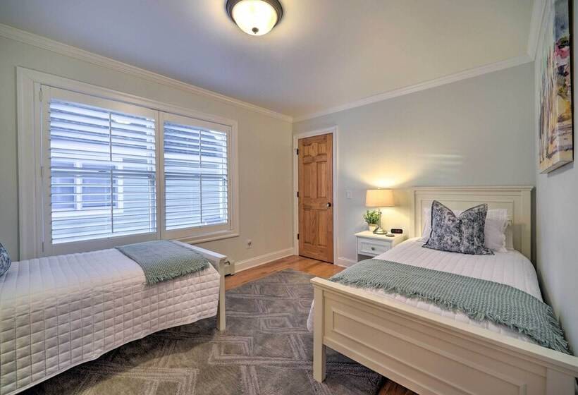 Stunning House W/ Deck, Game Room & Home Gym!