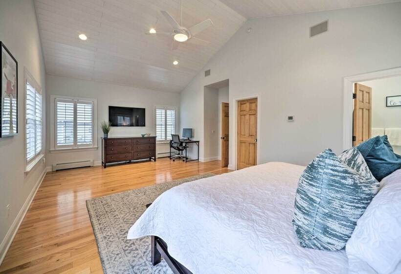 Stunning House W/ Deck, Game Room & Home Gym!