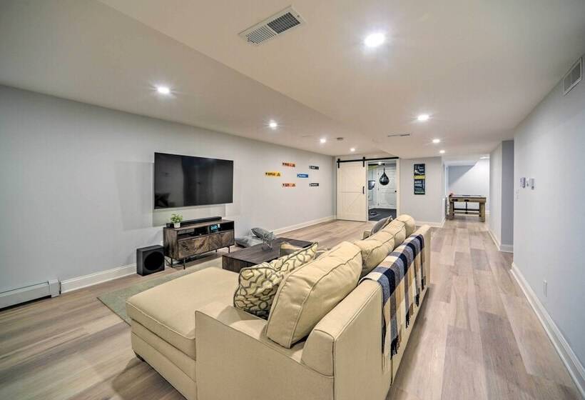 Stunning House W/ Deck, Game Room & Home Gym!