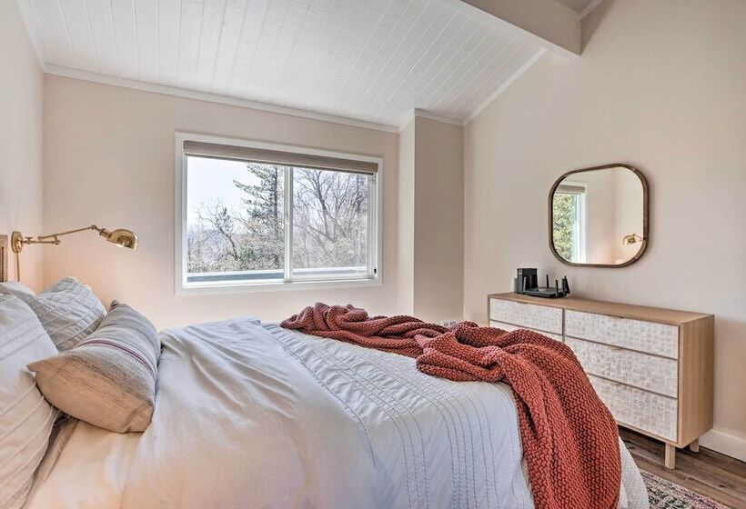 Stunning Lake Arrowhead Cabin W/ Lake Views!