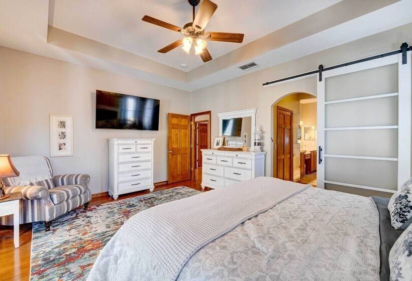 Patio + Grill: Spacious Getaway In Minneola!