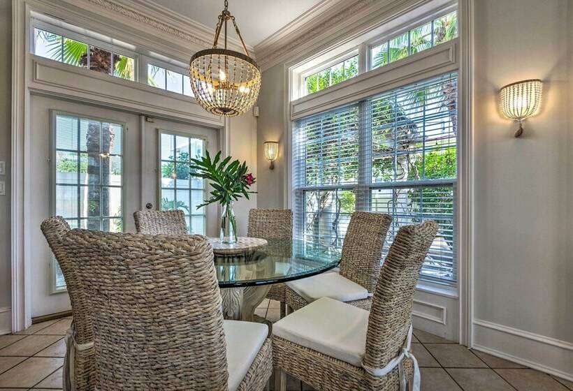 Sugar Beach Haven    Walk To Beach!