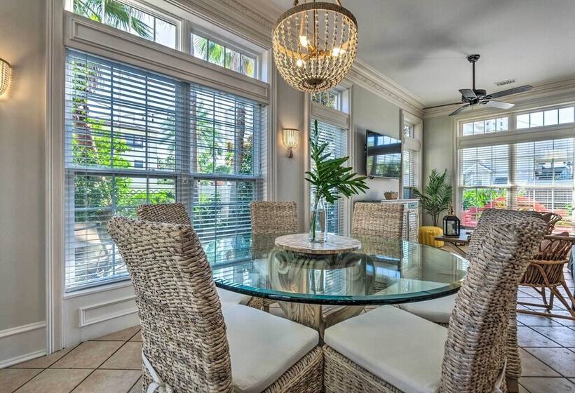 Sugar Beach Haven    Walk To Beach!