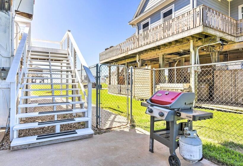 Sunny Freeport Home W/ Deck & Ocean Views!