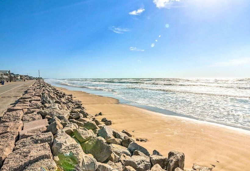 Sunny Freeport Home W/ Deck & Ocean Views!