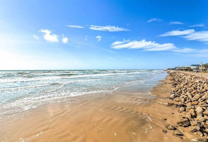 Sunny Freeport Home W/ Deck & Ocean Views!