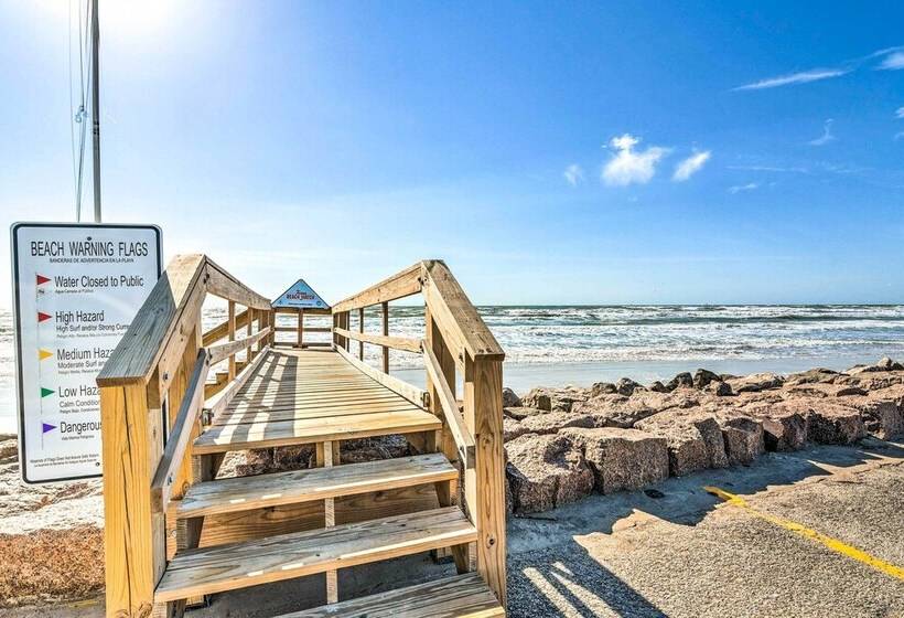 Sunny Freeport Home W/ Deck & Ocean Views!