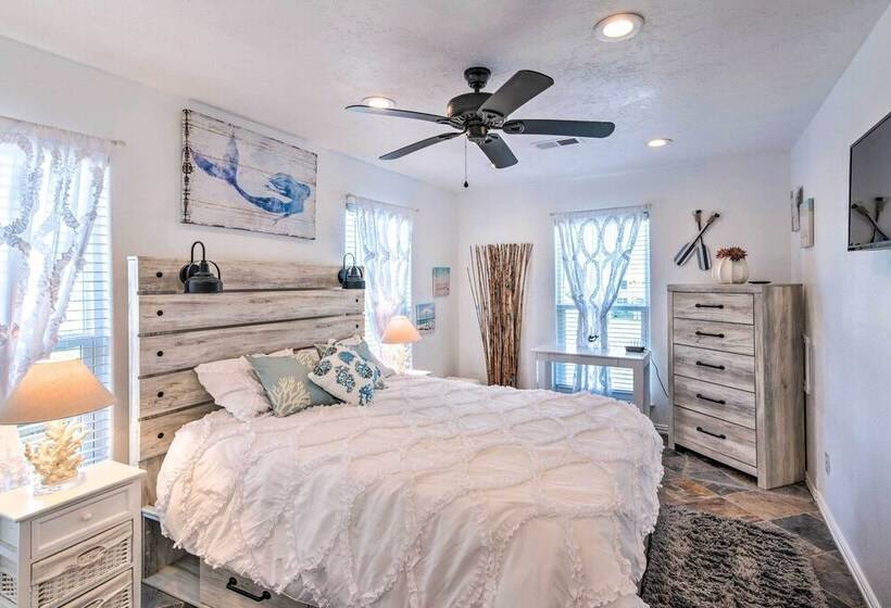 Sunny Freeport Home W/ Deck & Ocean Views!