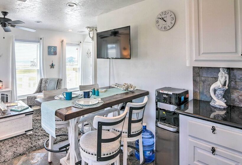 Sunny Freeport Home W/ Deck & Ocean Views!