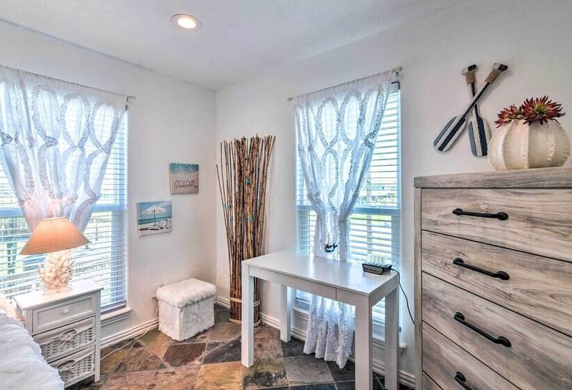 Sunny Freeport Home W/ Deck & Ocean Views!