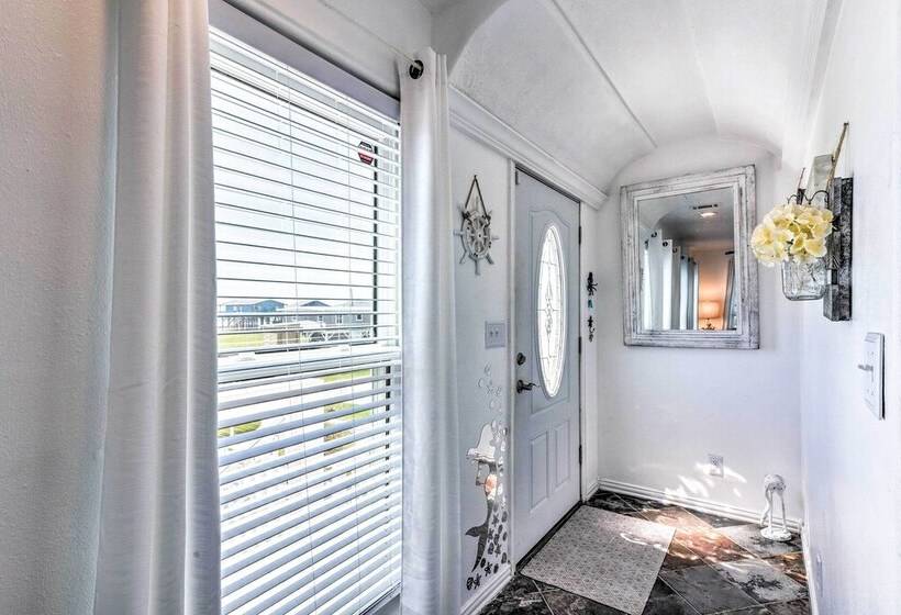 Sunny Freeport Home W/ Deck & Ocean Views!