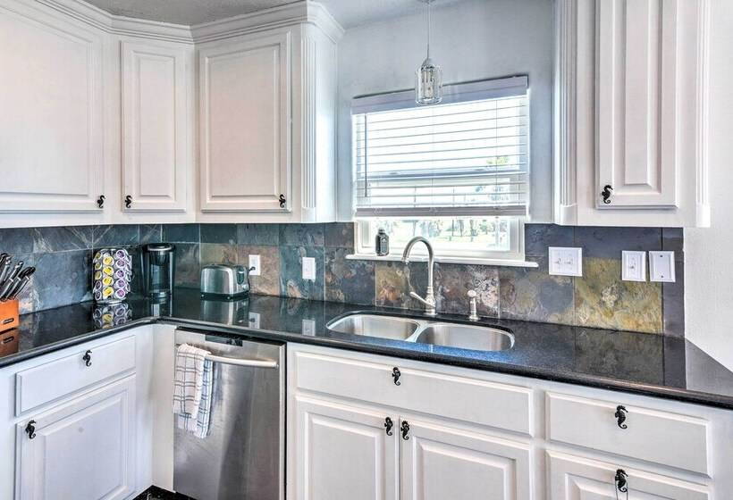 Sunny Freeport Home W/ Deck & Ocean Views!