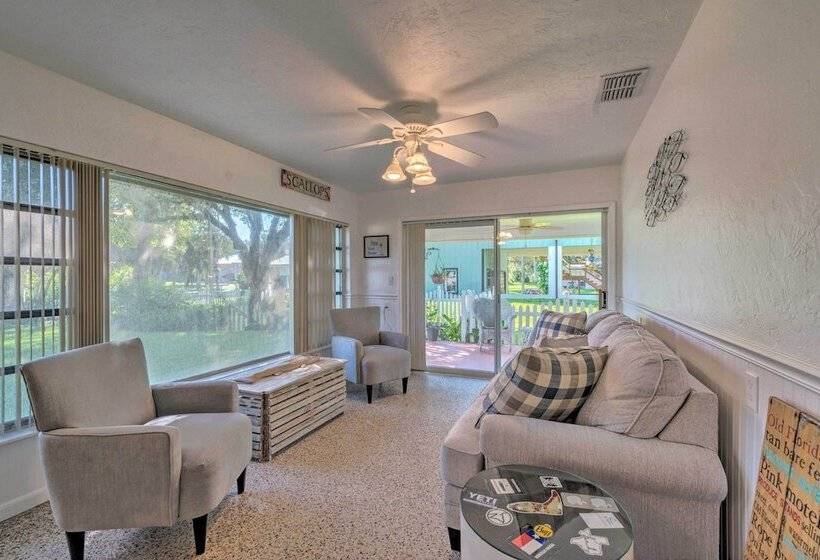 Sunny Home In Yankeetown W/ Lanai & Backyard!