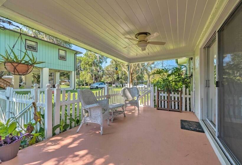 Sunny Home In Yankeetown W/ Lanai & Backyard!
