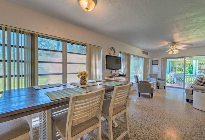 Sunny Home In Yankeetown W/ Lanai & Backyard!