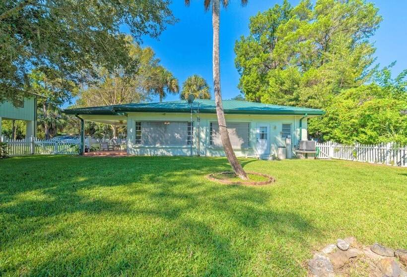 Sunny Home In Yankeetown W/ Lanai & Backyard!