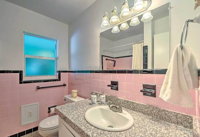 Sunny Home In Yankeetown W/ Lanai & Backyard!