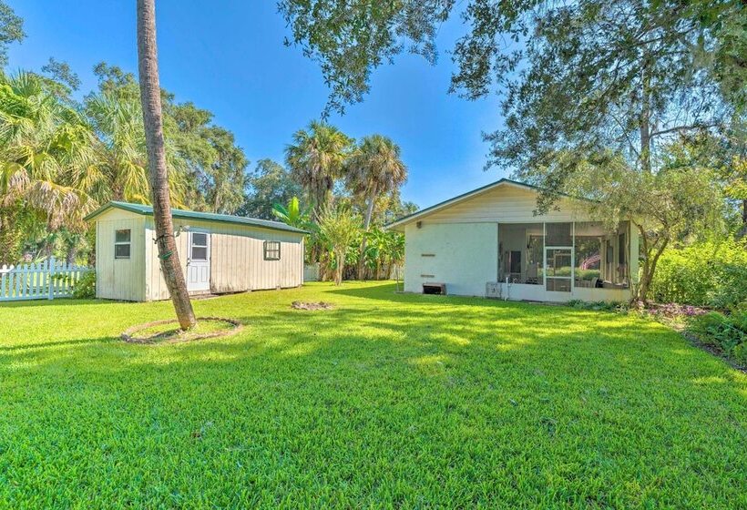 Sunny Home In Yankeetown W/ Lanai & Backyard!