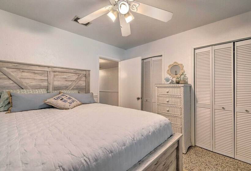 Sunny Home In Yankeetown W/ Lanai & Backyard!