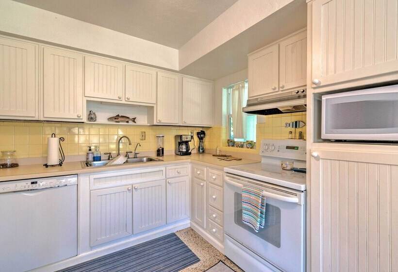 Sunny Home In Yankeetown W/ Lanai & Backyard!