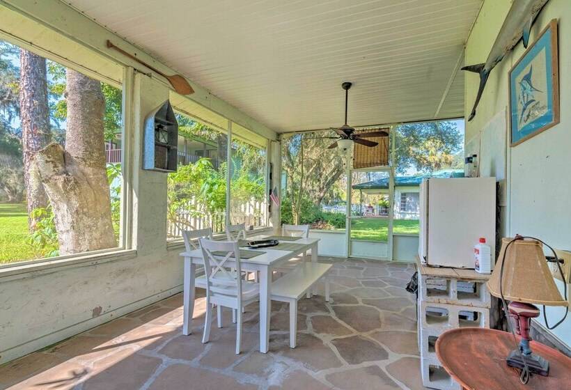 Sunny Home In Yankeetown W/ Lanai & Backyard!