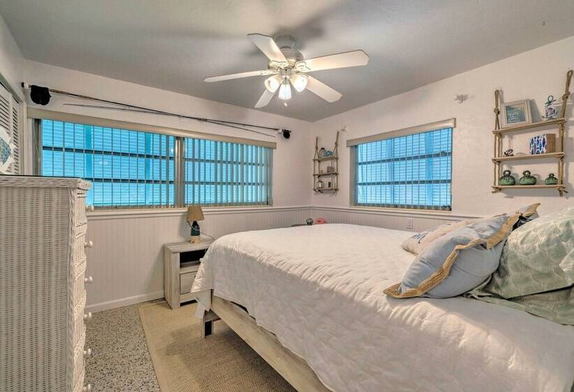 Sunny Home In Yankeetown W/ Lanai & Backyard!