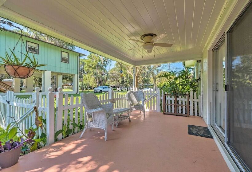 Sunny Home In Yankeetown W/ Lanai & Backyard!