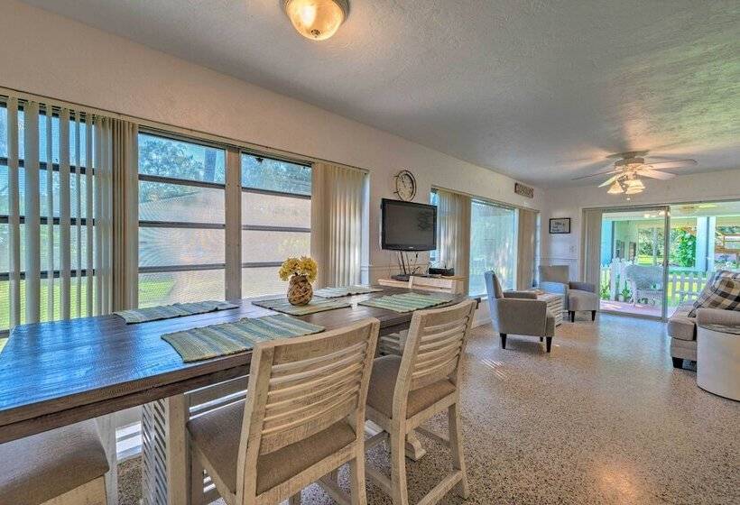 Sunny Home In Yankeetown W/ Lanai & Backyard!