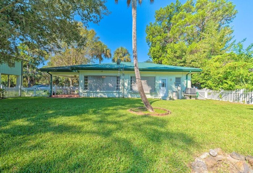 Sunny Home In Yankeetown W/ Lanai & Backyard!