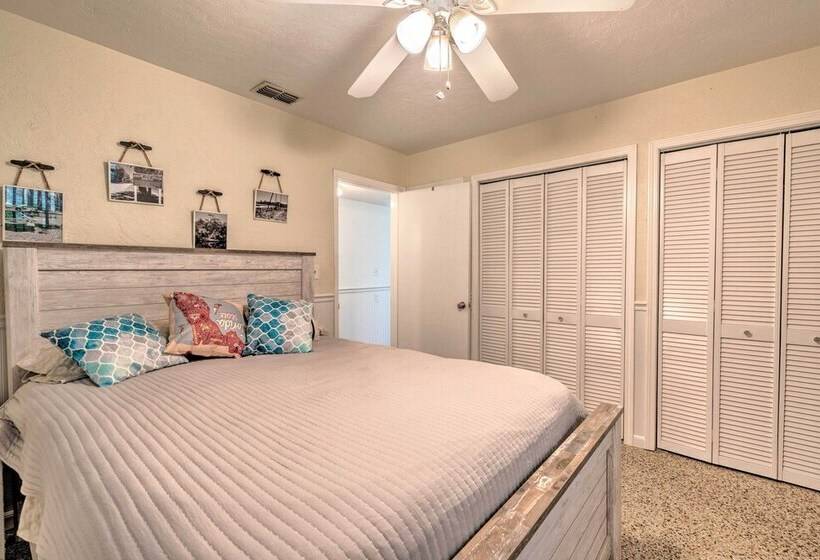 Sunny Home In Yankeetown W/ Lanai & Backyard!