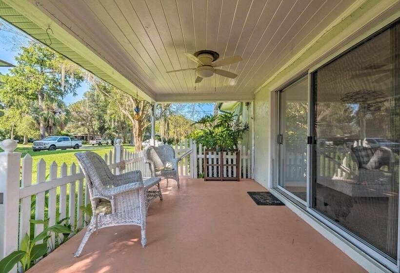 Sunny Home In Yankeetown W/ Lanai & Backyard!