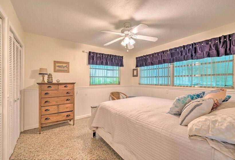 Sunny Home In Yankeetown W/ Lanai & Backyard!