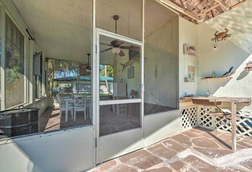 Sunny Home In Yankeetown W/ Lanai & Backyard!