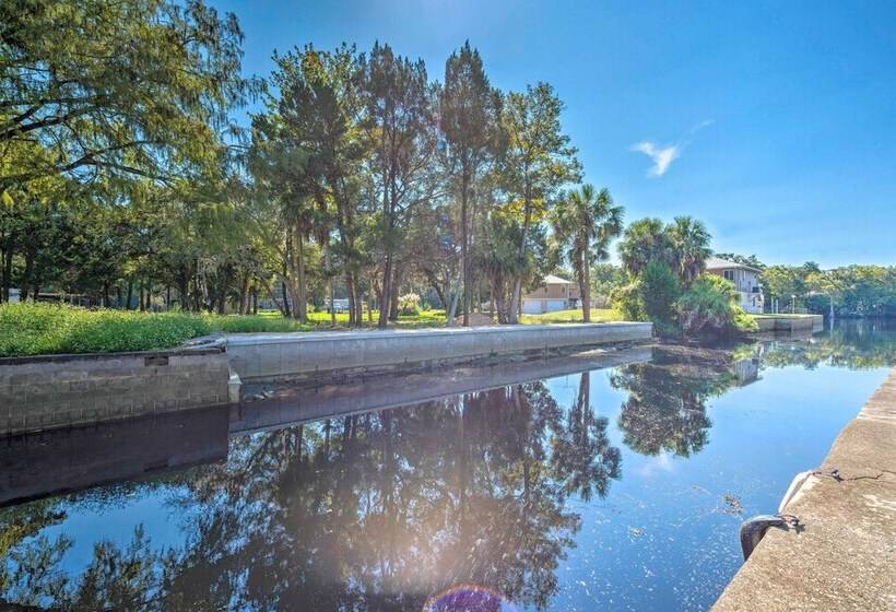 Sunny Home In Yankeetown W/ Lanai & Backyard!