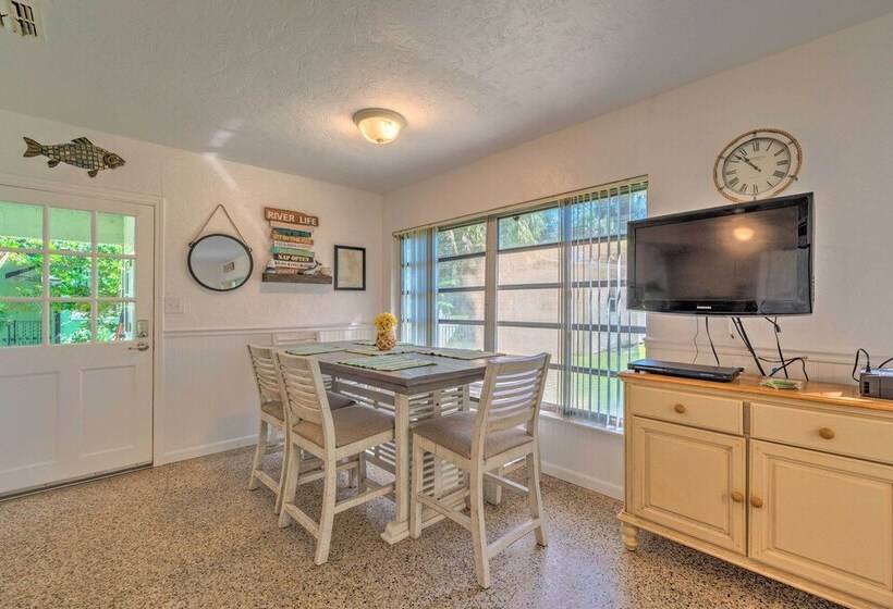 Sunny Home In Yankeetown W/ Lanai & Backyard!