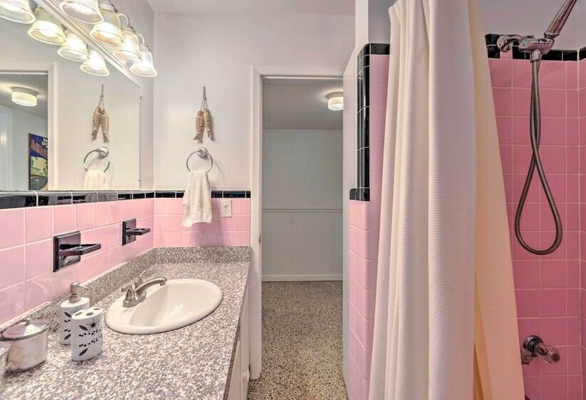 Sunny Home In Yankeetown W/ Lanai & Backyard!