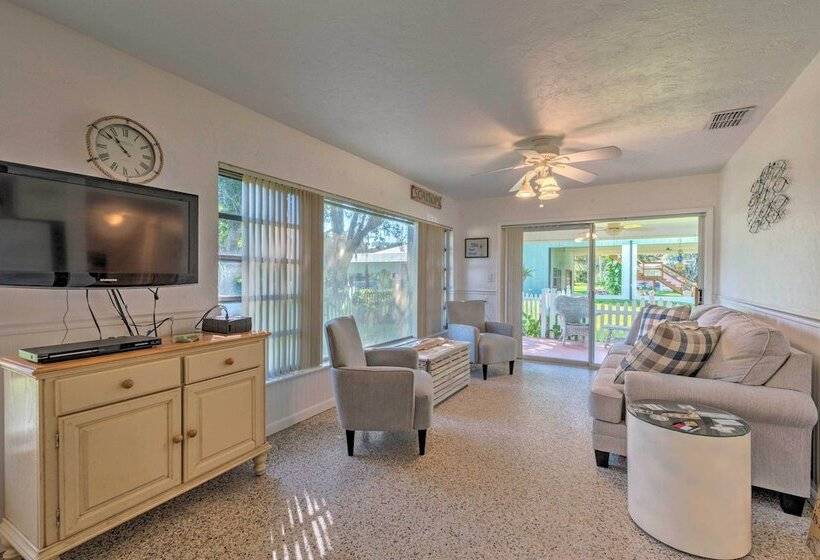 Sunny Home In Yankeetown W/ Lanai & Backyard!