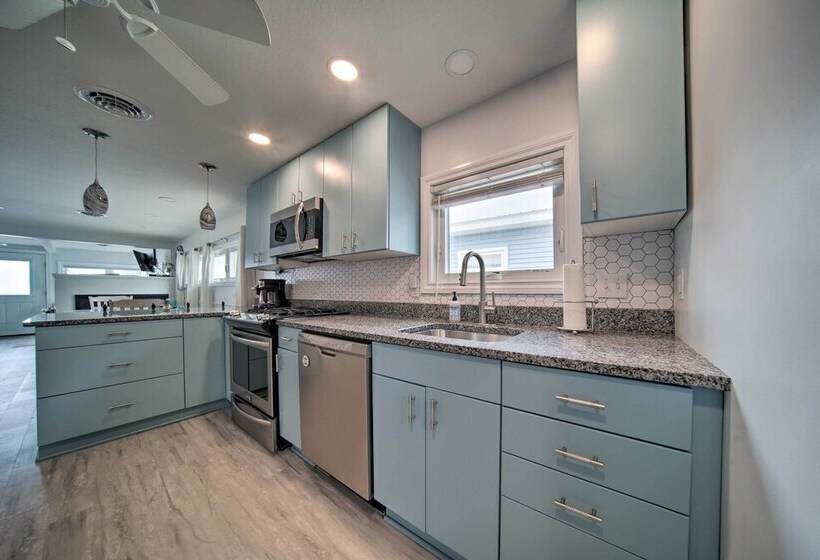 Waterfront Lake Erie Cottage Near Presque Isle!