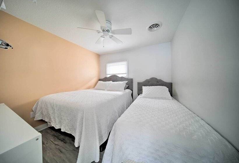 Waterfront Lake Erie Cottage Near Presque Isle!