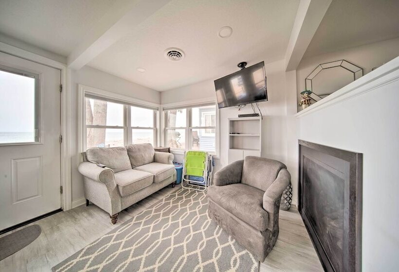 Waterfront Lake Erie Cottage Near Presque Isle!