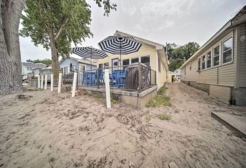 Waterfront Lake Erie Cottage Near Presque Isle!