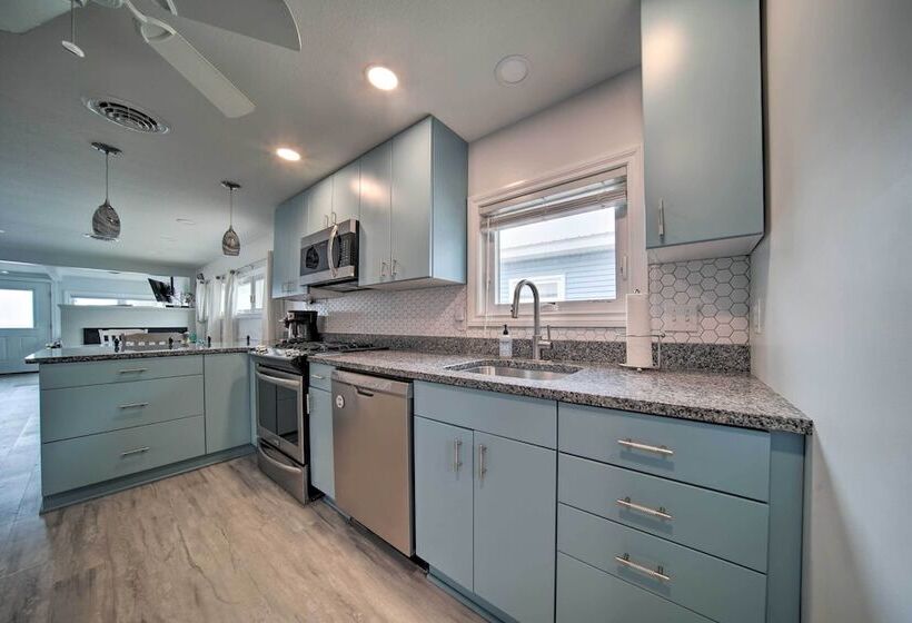 Waterfront Lake Erie Cottage Near Presque Isle!