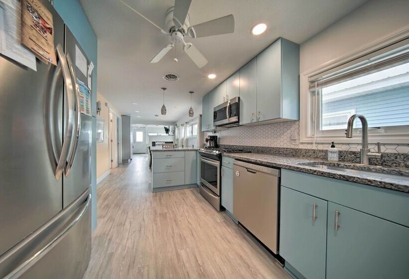 Waterfront Lake Erie Cottage Near Presque Isle!