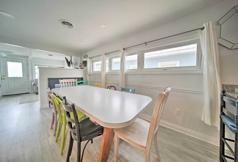 Waterfront Lake Erie Cottage Near Presque Isle!