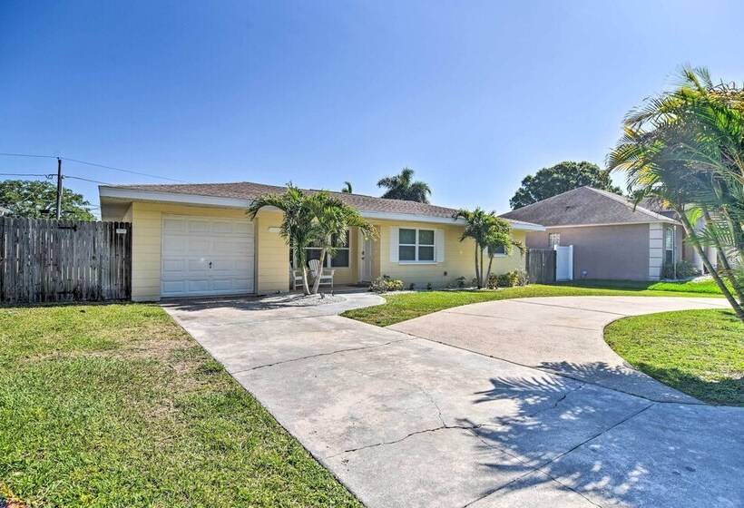 Sunny Seminole Home: Grill, Fire Pit & Fenced Yard