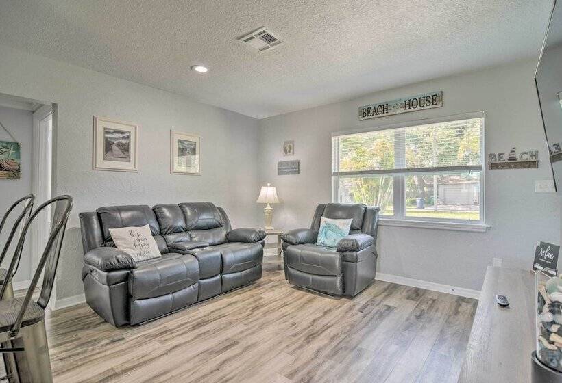 Sunny Seminole Home: Grill, Fire Pit & Fenced Yard