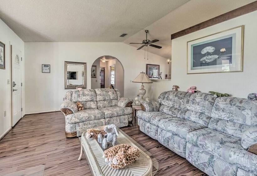 Sunny Spring Hill Hideout W/ Lanai And Pool!
